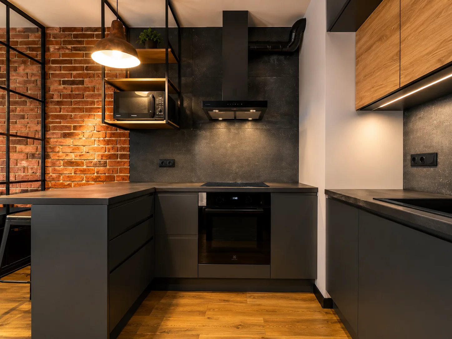 Apartament w klimacie stoczniowego Gdańska — kuchnia (3)
